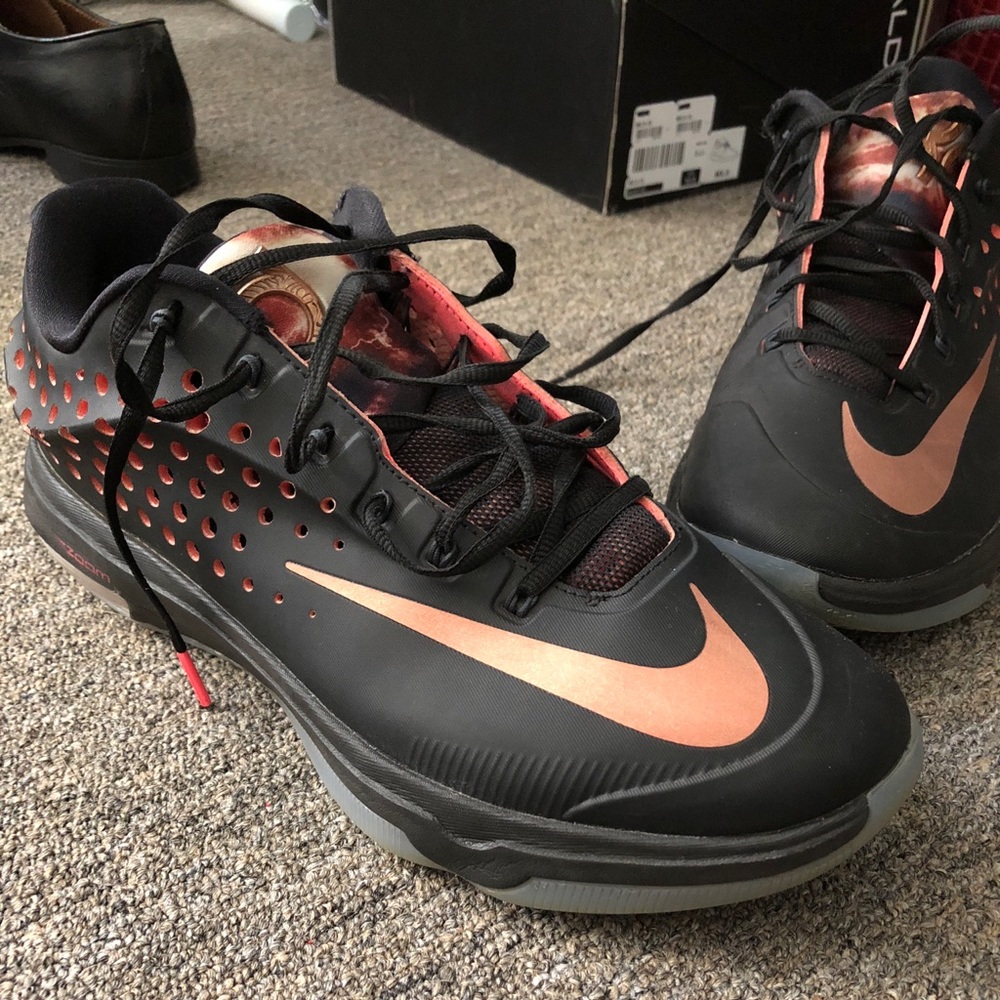 KD Men’s basketball shoe - size 10.5